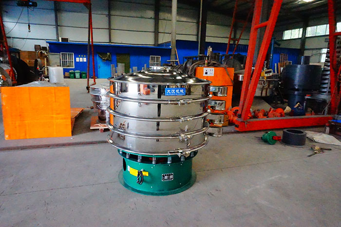 直徑1500mm振動(dòng)篩是一個(gè)四個(gè)出料口，三層振動(dòng)篩框的選震動(dòng)篩，屬于較大型號(hào)的產(chǎn)品。