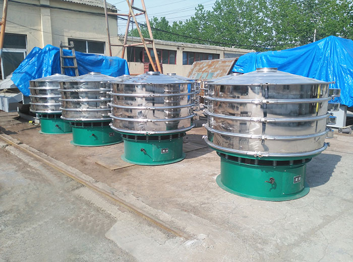 直徑1500mm振動(dòng)篩特點(diǎn)：該產(chǎn)品的尺寸較大篩分量多。