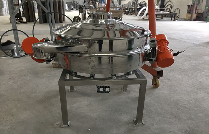 主要采用的是雙振動(dòng)電機(jī)振動(dòng)，其振動(dòng)力比普通振動(dòng)篩要高，同時(shí)采用直泄式的排料方式，很好的解決了堵料塞料的問題。
