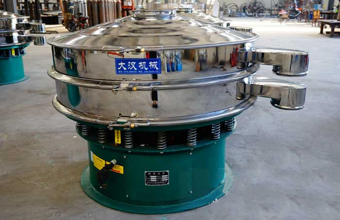 玻璃粉振動篩比較常見的材質為不銹鋼材質，但其碳鋼材質的設備相對來說其使用壽命不夠長，對于一些特殊行業的物料的篩分也比較有限，所以目前比較受歡迎的材質為不銹鋼材質。