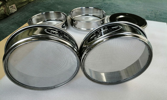 直徑75mm試驗(yàn)篩采用的304不銹鋼材質(zhì)適用于很多行業(yè)。
